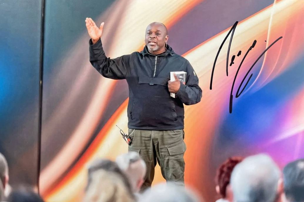 Serge Menga - signiertes 20x25 Foto